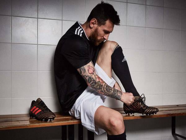 Những mẫu giày Messi theo anh từ thửa mới thi đấu chuyên nghiệp
