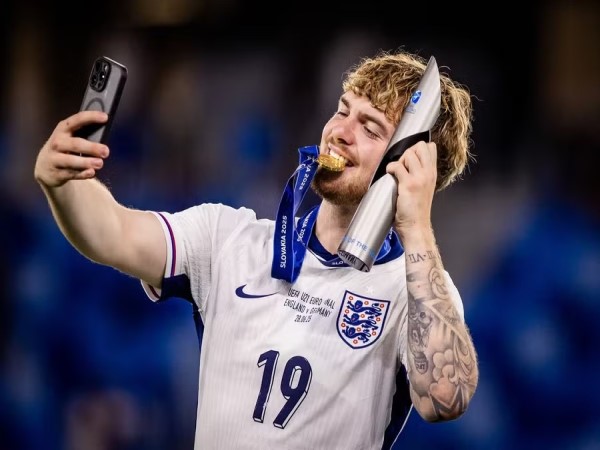 BĐ Anh: Harvey Elliott cân nhắc tương lai tại Liverpool