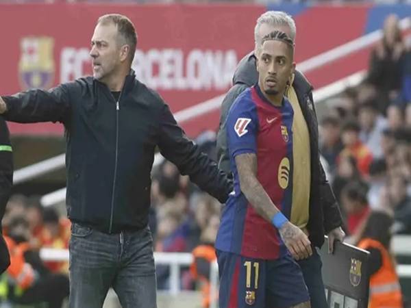 Raphinha bị phạt vì đến muộn